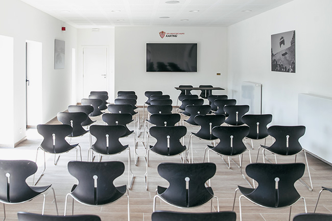 Une vaste salle de réunion